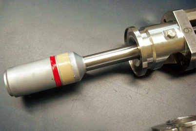 Písty v plnicím zařízení, které používají kluzná ložiska iglidur®