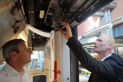 Systémový technik VAG Robert Meier a expert společnosti igus® Werner Pecher testují dveřní systém s kabely chainflex® a řetězem e-chain®.