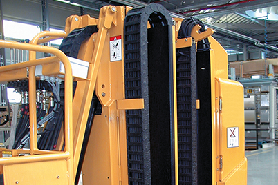 Grove Manlift s energetickým řetězem na extrémně malém prostoru