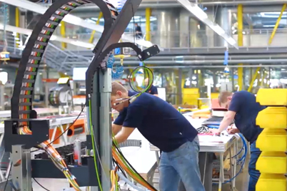 Zaměstnanci společnosti igus® provádějí montáž readychain®