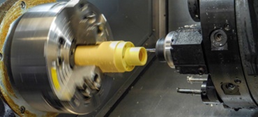 Tyčové materiály z vysoce výkonných polymerů iglidur® jsou obráběny tak, aby bylo dosaženo správného tvaru.