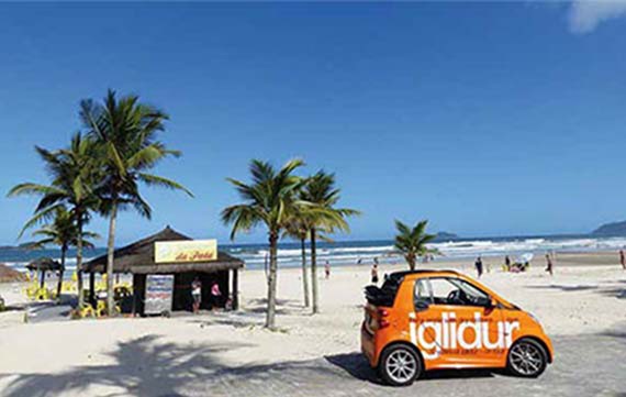 iglidur na turné v autě Smart na pláži v Brazílii