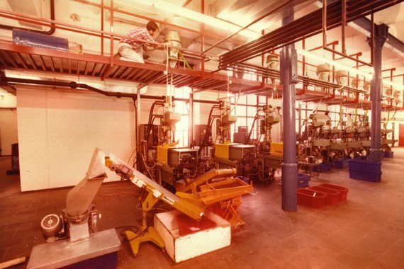 Výrobní závod igus v části Lochermühle se strojem na injekční vstřikování