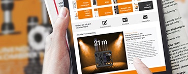 Ruka s tabletem a magazínem